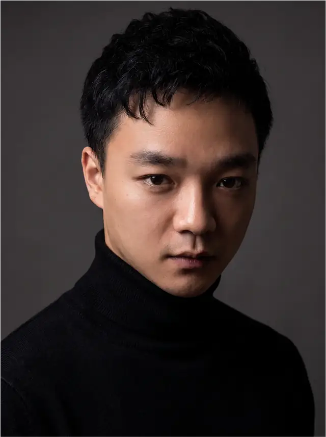 Justin Won in a black suit and white shirt, Setup A lighting